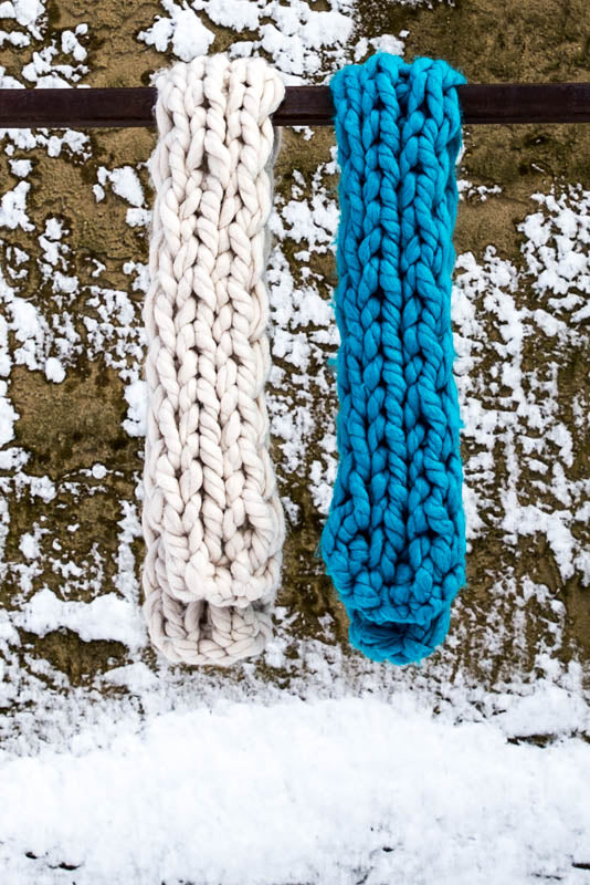 Puffy Hand-knit Short Scarf